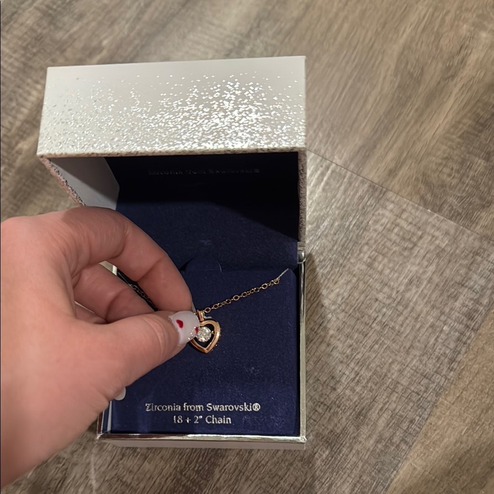 Never worn Gold Heart Necklace with Swarovski Zirconia - Picture 12 of 12